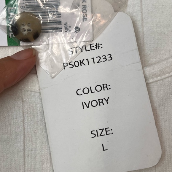 NWT Pink Rose - Ivory Crop top with buttons, Size Large - Picture 5 of 8